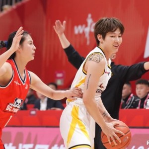 开云登录入口地址-女篮一夜曝出两大冷门！全联盟第1被掀翻：张子宇6分2板惨遭弃用